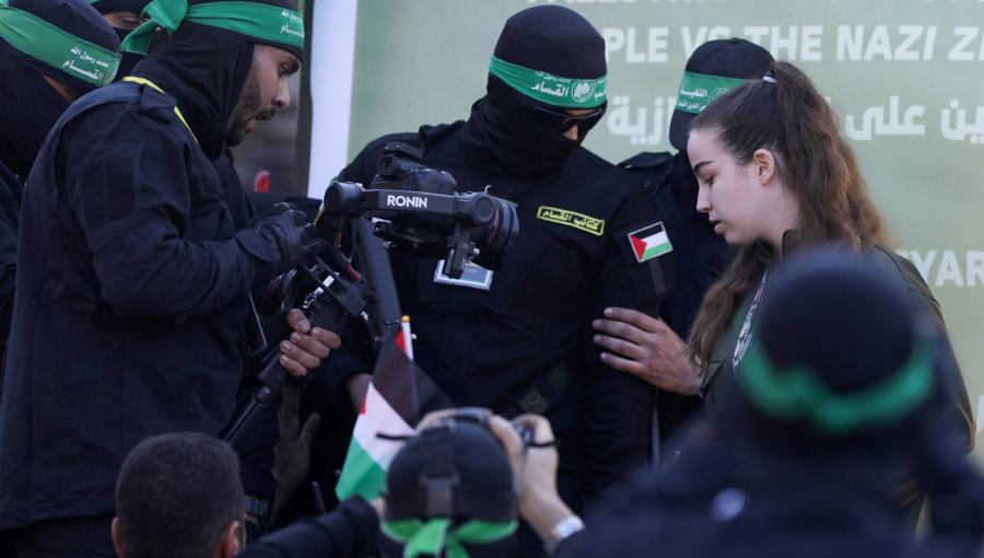 مقاتلو القسام يرافقون الأسيرة الإسرائيلية أغام بيرغر مقاتلو القسام يرافقون الأسيرة الإسرائيلية أغام بيرغر 30/1/2025 | المصدر: رويترز