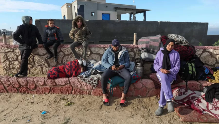 نازحون فلسطينيون بانتظار العودة إلى منازلهم في شمال قطاع غزة نازحون فلسطينيون بانتظار العودة إلى منازلهم في شمال قطاع غزة | المصدر: رويترز