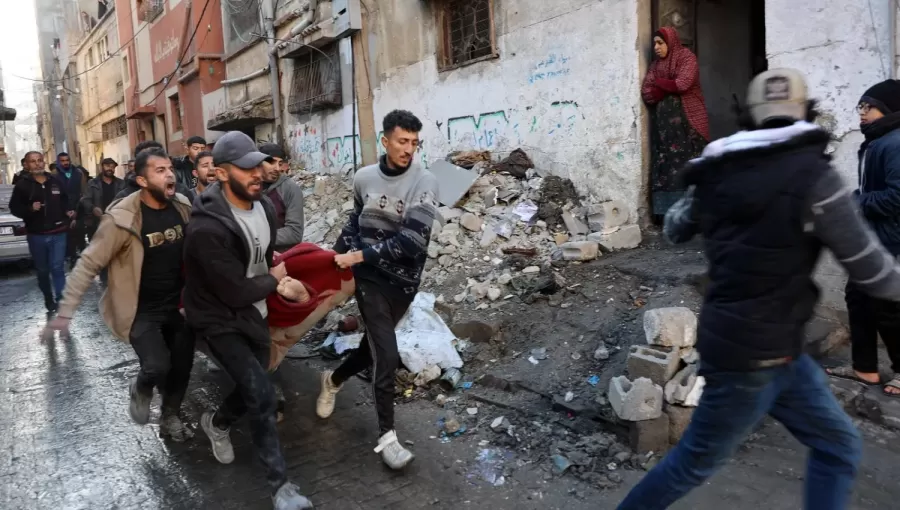 شبان فلسطينيون يحملون جثمان شهيد بعد غارات إسرائيلية على غزة شبان فلسطينيون يحملون جثمان شهيد بعد غارات إسرائيلية على غزة | المصدر: وكالة الأنباء الفرنسية