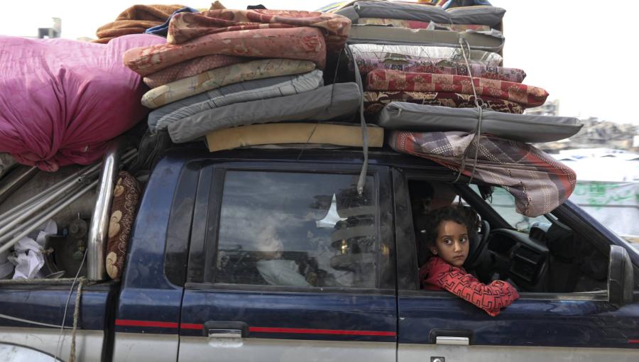 طفلة غزية تركب سيارة للعودة إلى شمال غزة طفلة غزية تركب سيارة للعودة إلى شمال غزة | المصدر: الوكالة الأوروبية للصور الصحفية