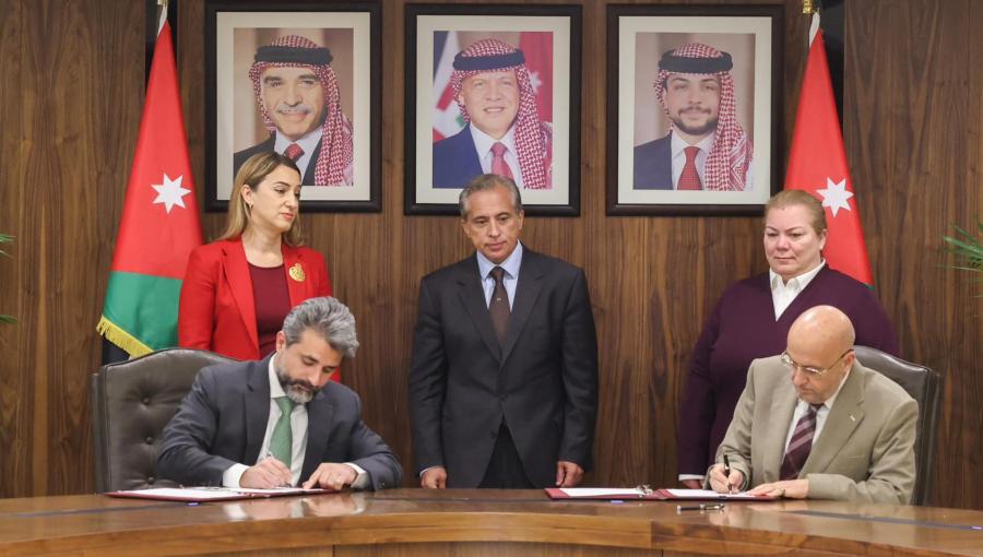 وزير المياه رائد أبو السعود يوقع اتفاقية مشروع الناقل الوطني مع تحالف المستثمرين الذي تقوده شركتا ميريديام وسويز وزير المياه رائد أبو السعود يوقع اتفاقية مشروع الناقل الوطني مع تحالف المستثمرين الذي تقوده شركتا ميريديام وسويز 12/1/2025 | المصدر: رئاسة الوزراء