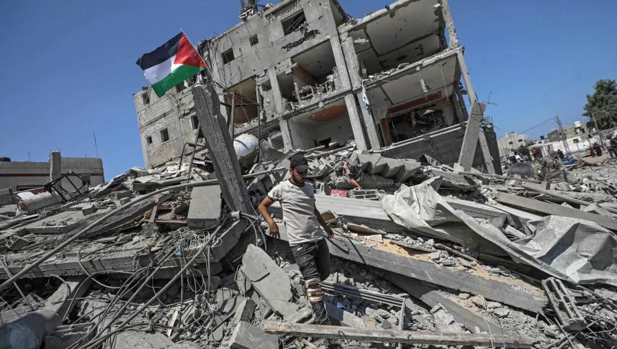 فلسطيني نازح يتفقد منزله في دير البلح بقطاع غزة 8/2024 |المصدر : أسوشيتيد برس فلسطيني نازح يتفقد منزله في دير البلح بقطاع غزة 8/2024 |المصدر : أسوشيتيد برس