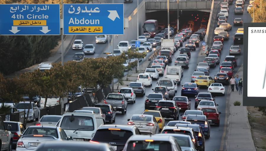 ازدحامات مرورية في أحد شوارع عمان ازدحامات مرورية في أحد شوارع عمان