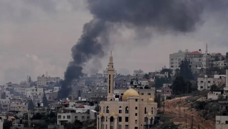 دخان متصاعد إثر غارة شنها الاحتلال على جنين دخان متصاعد إثر غارة شنها الاحتلال على جنين | المصدر: وكالة الأنباء الألمانية