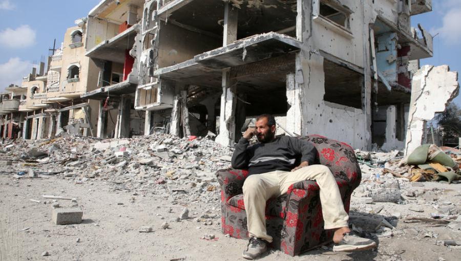 فلسطيني من غزة يجلس على ما تبقى من أثاث منزله المدمر جراء العدوان الإسرائيلي فلسطيني من غزة يجلس على ما تبقى من أثاث منزله المدمر جراء العدوان الإسرائيلي | المصدر: رويترز