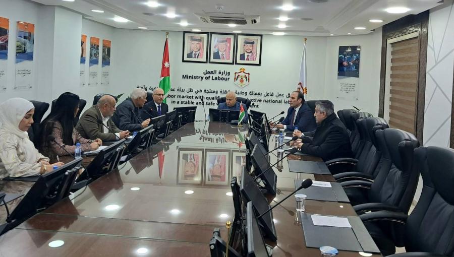 جانب من توقيع مذكرة تفاهم في وزارة العمل لتسهيل انتقال العمالة الوافدة في قطاع الإنشاءات جانب من توقيع مذكرة تفاهم في وزارة العمل لتسهيل انتقال العمالة الوافدة في قطاع الإنشاءات 10/2/2025 | المصدر: وزارة العمل