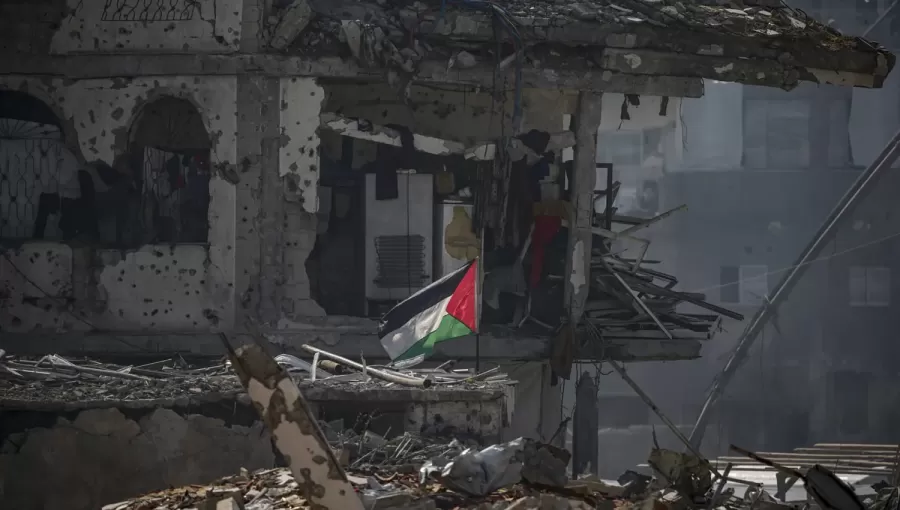 علم فلسطيني على أنقاض مبان مدمرة في مخيم جباليا للاجئين شمال قطاع غزة علم فلسطيني يرفرف بجوار مأوى لأسرة فلسطينية بين أنقاض المباني المدمرة في مخيم جباليا للاجئين شمال قطاع غزة 17/2/2025 | المصدر: وكالة الأنباء الفرنسية