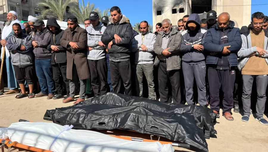 أداء صلاة الجنازة على فلسطينيين استشهدوا بقصف إسرائيلي استهدف مجمع ناصر الطبي أداء صلاة الجنازة على فلسطينيين استشهدوا بقصف إسرائيلي استهدف مجمع ناصر الطبي في خانيونس جنوب قطاع غزة | المصدر: رويترز