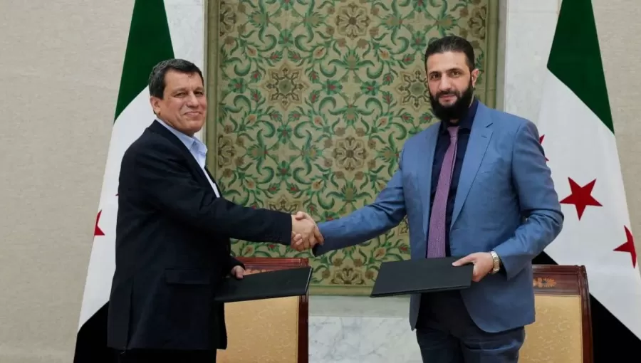 أحمد الشرع ومظلوم عبدي الرئيس السوري أحمد الشرع ومظلوم عبدي قائد قوات سوريا الديموقراطية يوقعان اتفاق دمج قسد في مؤسسات الدولة 10/3/2025 | المصدر: رويترز