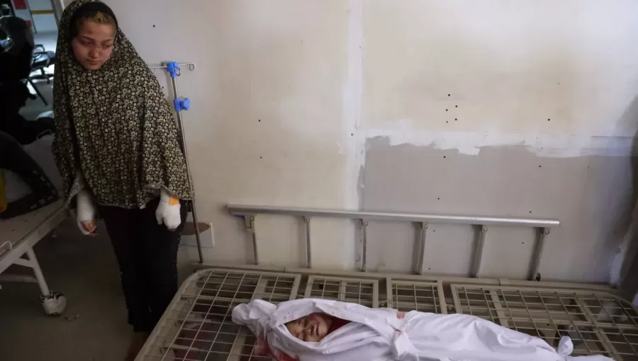 فلسطينية مصابة تنظر إلى جثمان شقيقها الذي استشهد في غارة إسرائيلية بالمستشفى الإندونيسي ببيت لاهيا شمال قطاع غزة فلسطينية مصابة تنظر إلى جثمان شقيقها الذي استشهد في غارة إسرائيلية بالمستشفى الإندونيسي ببيت لاهيا شمال قطاع غزة 18/3/2025 | المصدر: وكالة الأنباء الفرنسية