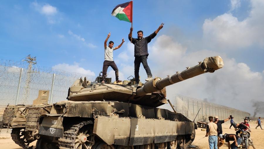 فلسطينيون فوق دبابة للاحتلال يوم طوفان الأقصى فلسطينيون فوق دبابة للاحتلال يوم طوفان الأقصى