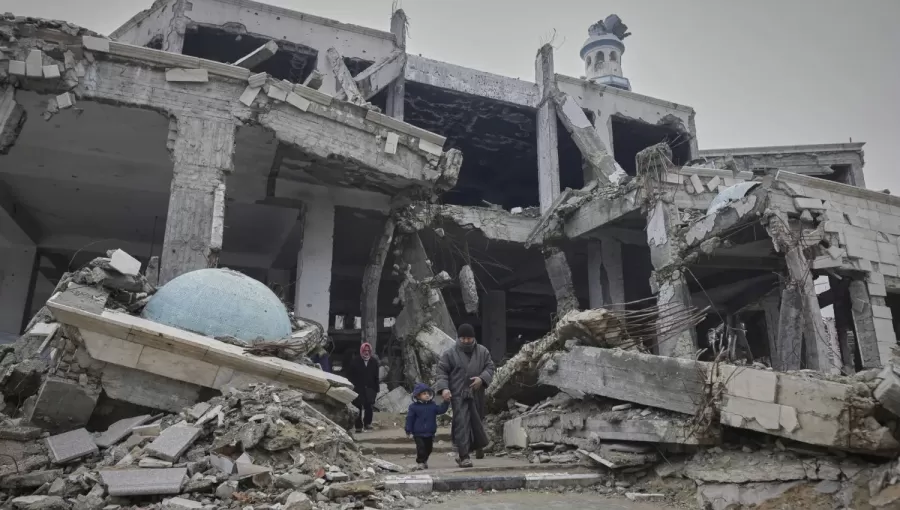 فلسطينيون يغادرون مسجد الإمام الشافعي الذي دمره العدوان الإسرائيلي في حي الزيتون بمدينة غزة فلسطينيون يغادرون مسجد الإمام الشافعي الذي دمره العدوان الإسرائيلي في حي الزيتون بمدينة غزة | المصدر: أسوشييتد برس