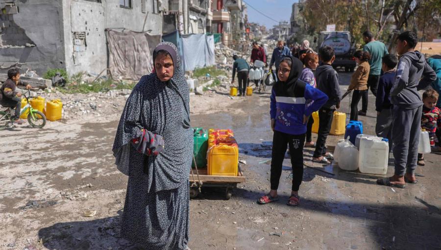 فلسطينيون يصطفون لملء عبواتهم بالماء في مخيم للنازحين غرب جباليا بشمال غزة فلسطينيون يصطفون لملء عبواتهم بالماء في مخيم للنازحين غرب جباليا بشمال غزة 11/3/2025 | المصدر: وكالة الأنباء الفرنسية