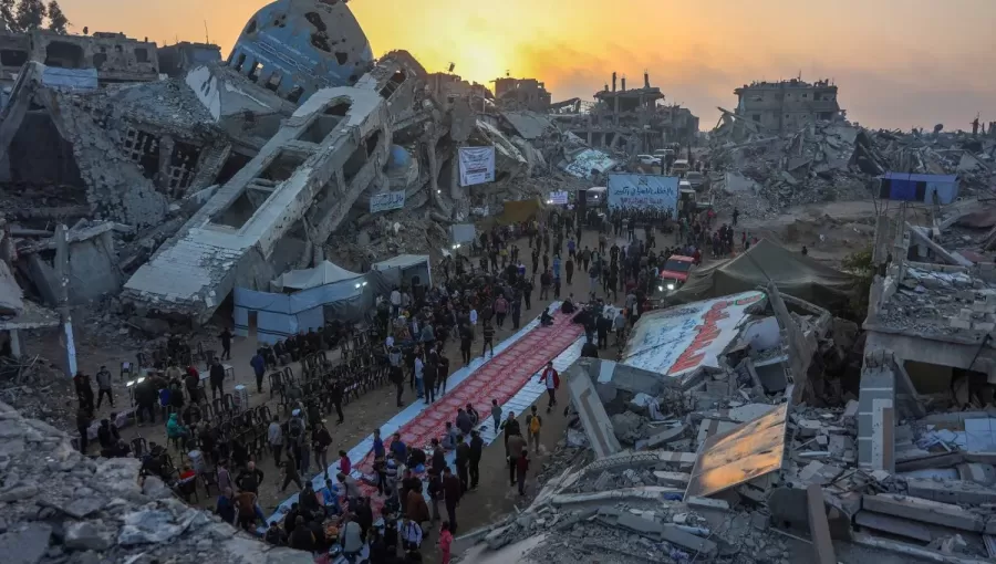 فلسطينيون يتناولون إفطارهم وسط الدمار في بيت لاهيا شمال قطاع غزة فلسطينيون يتناولون إفطارهم وسط الدمار في بيت لاهيا شمال قطاع غزة | المصدر: وكالة الأنباء الفرنسية