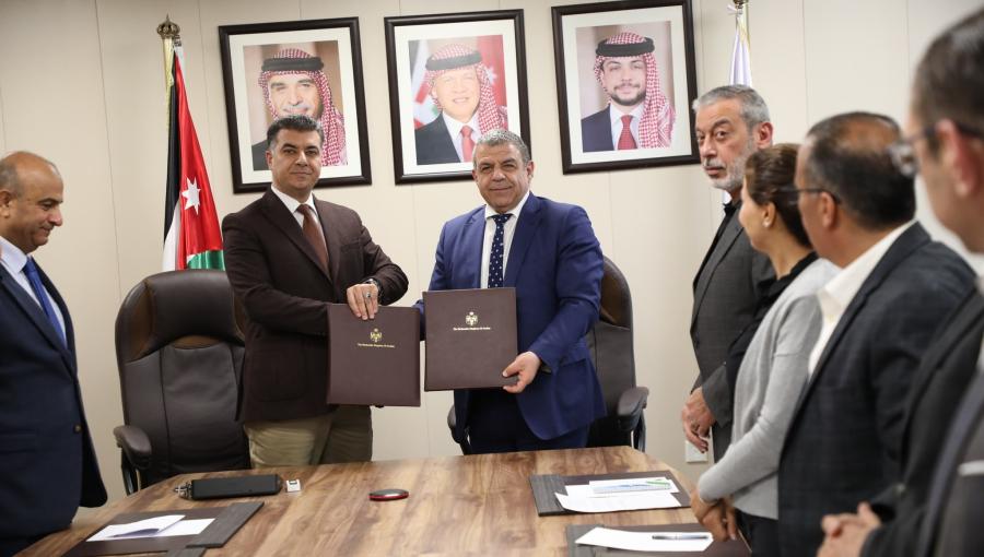 خالد الحنيفات ونبيل عساف وزير الزراعة خالد حنيفات وممثل منظمة "الفاو" نبيل عساف بعد توقيع اتفاقية مرصد الأمن الغذائي 23/3/2025 | المصدر: وزارة الزراعة