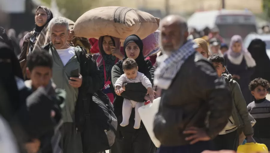 نازحون فلسطينيون من مدينة رفح مع استمرار القصف الإسرائيلي يصلون إلى خانيونس نازحون فلسطينيون من مدينة رفح مع استمرار القصف الإسرائيلي يصلون إلى خانيونس | المصدر: أسوشييتد برس