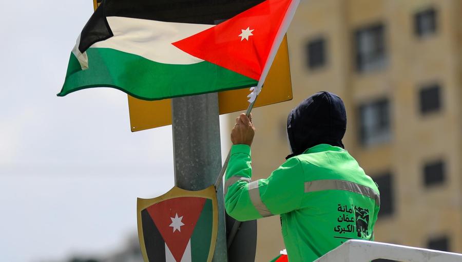 عامل نظافة يرفع العلم الأردني عامل نظافة يرفع العلم الأردني ضمن احتفالات أمانة عمان بيوم العلم | المصدر: أمانة عمان