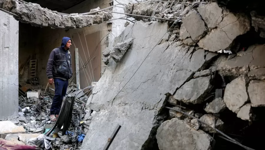 فلسطيني بين أنقاض مبنى دمره العدوان الإسرائيلي في جباليا شمال قطاع غزة فلسطيني بين أنقاض مبنى دمره العدوان الإسرائيلي في جباليا شمال قطاع غزة | المصدر: وكالة الأنباء الفرنسية