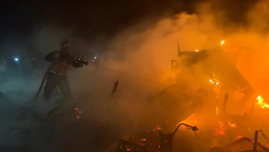 فلسطينيون يحاولون إخماد النيران بعد غارة جوية إسرائيلية على خيام تؤوي نازحين في مواصي خانيونس جنوب قطاع غزة فلسطينيون يحاولون إخماد النيران بعد غارة جوية إسرائيلية على خيام تؤوي نازحين في مواصي خانيونس جنوب قطاع غزة 17/14/2025 | المصدر: رويترز