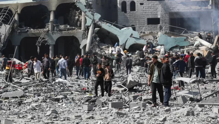 فلسطينيون يتفقدون الأضرار التي لحقت بمدرسة يلجأ إليها النازحون بعد قصف إسرائيلي في مدينة غزة فلسطينيون يتفقدون الأضرار التي لحقت بمدرسة يلجأ إليها النازحون بعد قصف إسرائيلي في مدينة غزة | المصدر: رويترز