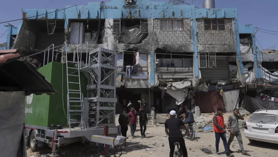 فلسطينيون يتفقدون مبنى الأمم المتحدة بعد تعرضه لقصف إسرائيلي في جباليا شمال قطاع غزة فلسطينيون يتفقدون مبنى الأمم المتحدة بعد تعرضه لقصف إسرائيلي في جباليا شمال قطاع غزة 2/4/2025 | المصدر: أسوشييتد برس