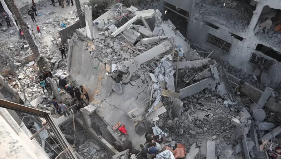 فلسطينيون يتفقدون موقع غارة إسرائيلية على منزل في دير البلح وسط قطاع غزة فلسطينيون يتفقدون موقع غارة إسرائيلية على منزل في دير البلح وسط قطاع غزة 7/4/2025 | المصدر: رويترز