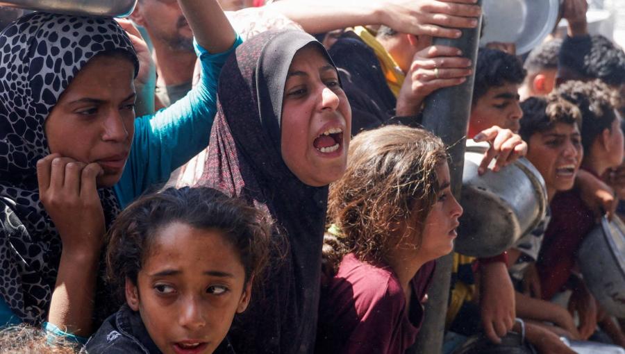 غزيون ينتظرون وجبات طعام خيرية في خانيونس جنوب غزة غزيون ينتظرون وجبات طعام خيرية في خانيونس جنوب غزة 29/4/2025 | المصدر: رويترز