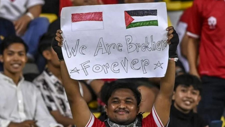 مشجع أندونيسي يرفع لافتة تعبر عن دعمه لفلسطين مشجع أندونيسي يرفع لافتة تعبر عن دعمه لفلسطين | أرشيفية