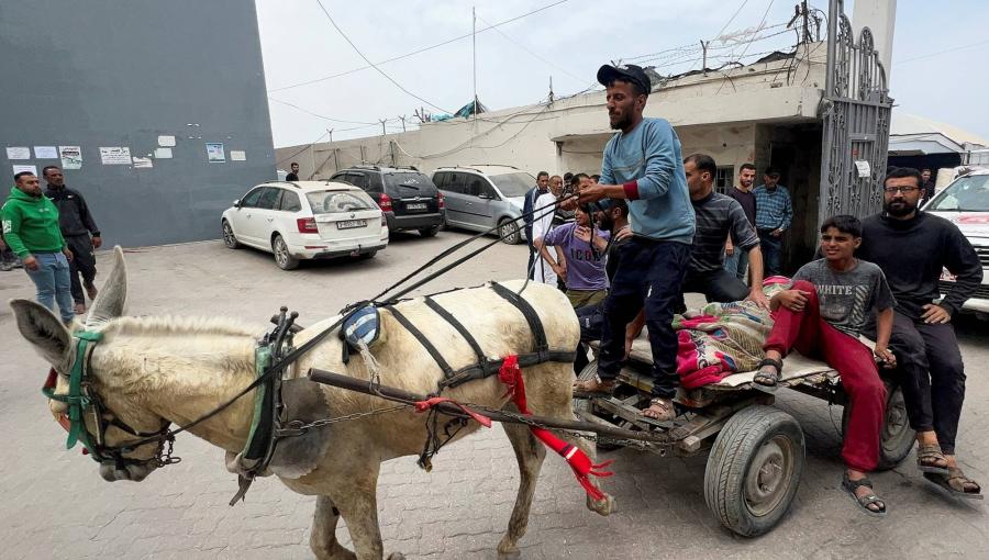 نقل جثمان شهيد فلسطيني على عربة يجرها حمار عقب غارة إسرائيلية على مستشفى في مدينة غزة نقل جثمان شهيد فلسطيني على عربة يجرها حمار عقب غارة إسرائيلية على مستشفى في مدينة غزة | المصدر: رويترز