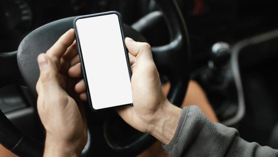 رجل يمسك الهاتف خلال القيادة رجل يمسك الهاتف خلال القيادة | المصدر: freepik
