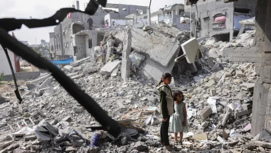 طفلتان فلسطينيتان تقفان بين أنقاض مبان دمرها العدوان الإسرائيلي طفلتان فلسطينيتان تقفان بين أنقاض مبان دمرها العدوان الإسرائيلي في بيت لاهيا شمال غزة | المصدر: وكالة الأنباء الفرنسية