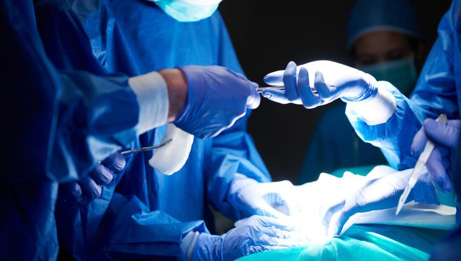 أطباء خلال إجراء عملية جراحية أطباء خلال إجراء عملية جراحية | تعبيرية