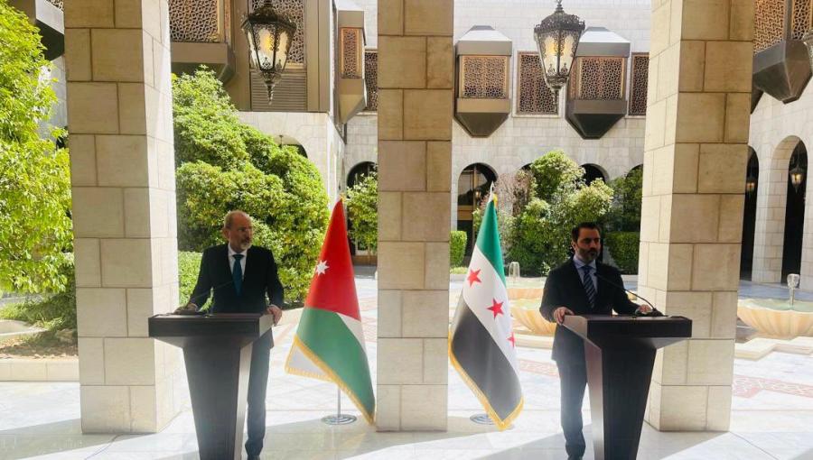 أيمن الصفدي وأسعد الشيباني وزير الخارجية أيمن الصفدي في مؤتمر صحفي مشترك مع نظيره السوري أسعد الشيباني 20/5/2025 | المصدر: وزارة الخارجية