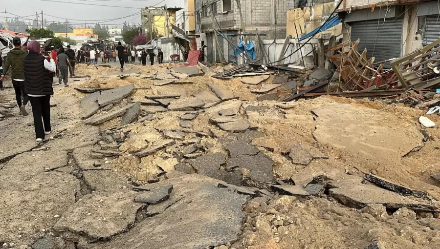 فلسطينيون يعاينون الدمار الذي خلفته الغارات الإسرائيلية في خانيونس جنوبي غزة فلسطينيون يعاينون الدمار الذي خلفته الغارات الإسرائيلية في خانيونس جنوبي غزة 13/5/2025 | المصدر: وكالة الأنباء الفرنسية