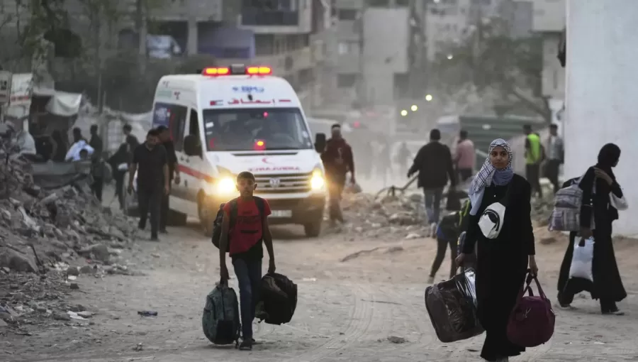 فلسطينيون يخلون منازلهم بعد إصدار الاحتلال أوامر بإخلاء مدارس ومستشفى في حي الرمال بمدينة غزة فلسطينيون يخلون منازلهم بعد إصدار الاحتلال أوامر بإخلاء مدارس ومستشفى في حي الرمال بمدينة غزة 14/5/2025 | المصدر: أسوشييتد برس