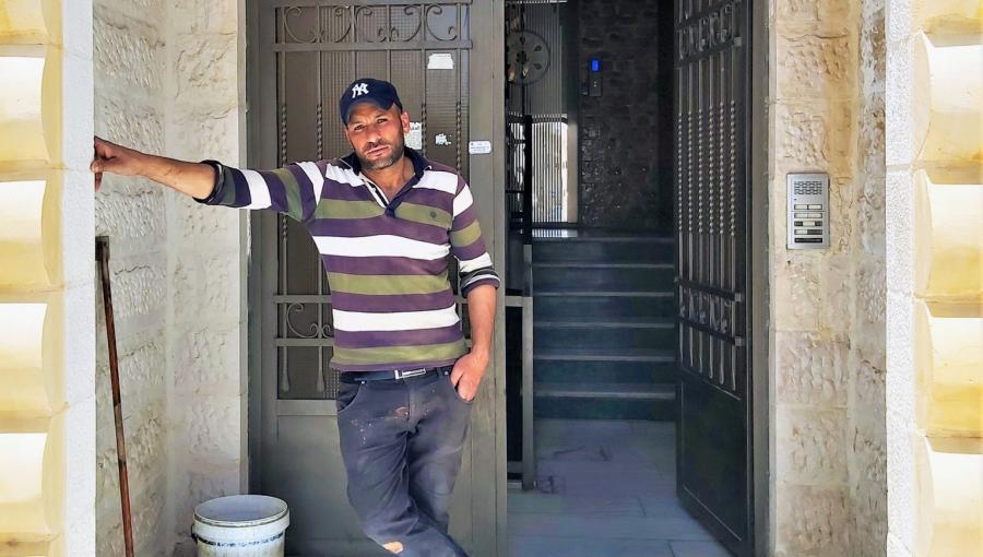 حارس أمام إحدى البنايات التي يعمل فيها في عمان حارس أمام إحدى البنايات التي يعمل فيها في عمان | المصدر: حبر