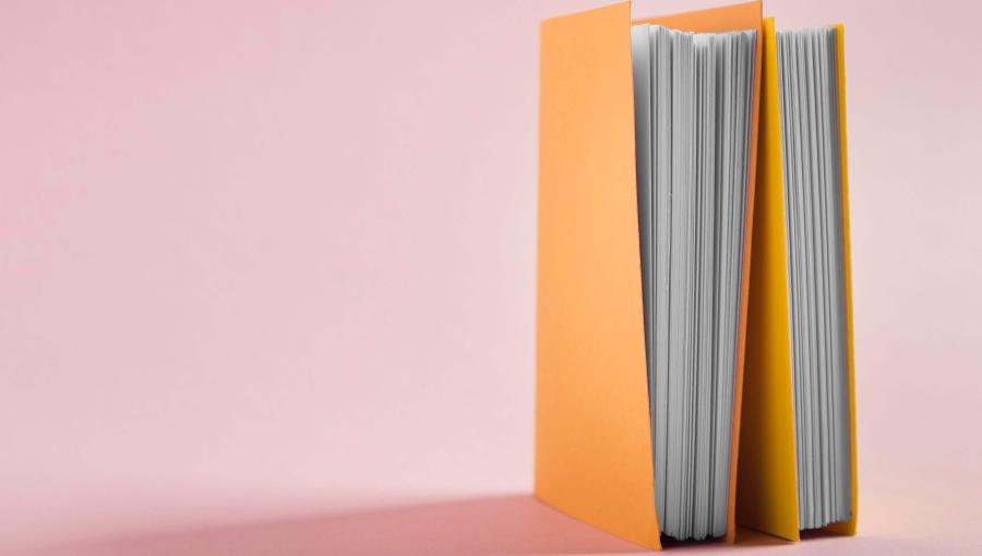 كتابان صور تعبيرية لكتابين | المصدر: freepik