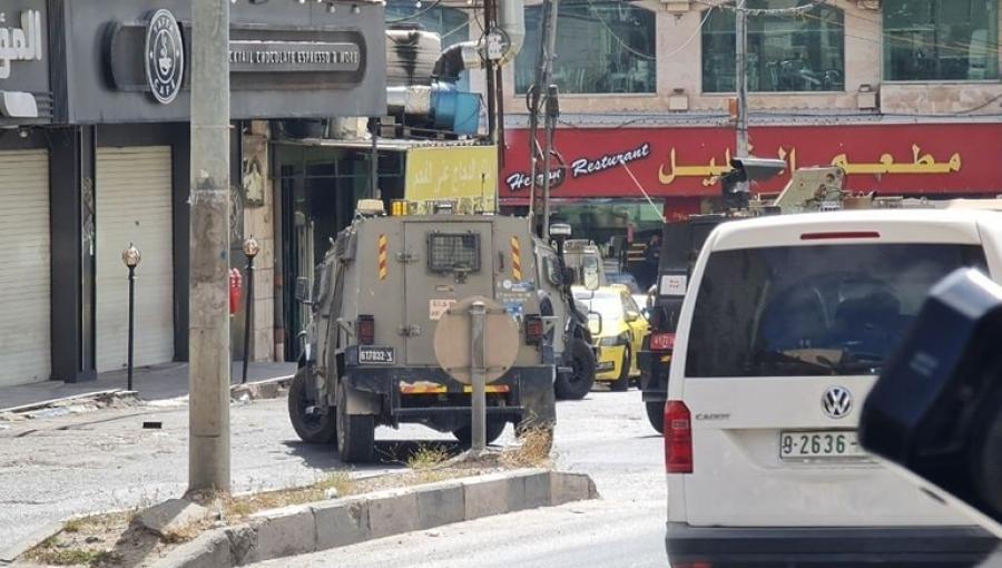 من مداهمة الاحتلال محل الخليج للصرافة في رأس الجورة بمدينة الخليل من مداهمة الاحتلال محل الخليج للصرافة في رأس الجورة بمدينة الخليل 27/5/2025 | المصدر: فلسطين بوست