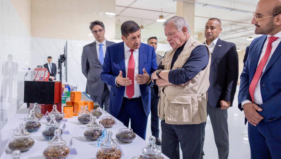 من زيارة الملك عبد الله الثاني لمصانع مجموعة الكبوس من زيارة الملك عبد الله الثاني لمصانع مجموعة الكبوس المنتجة للشاي والقهوة في الموقر 20/5/2025 | المصدر: الديوان الملكي الهاشمي