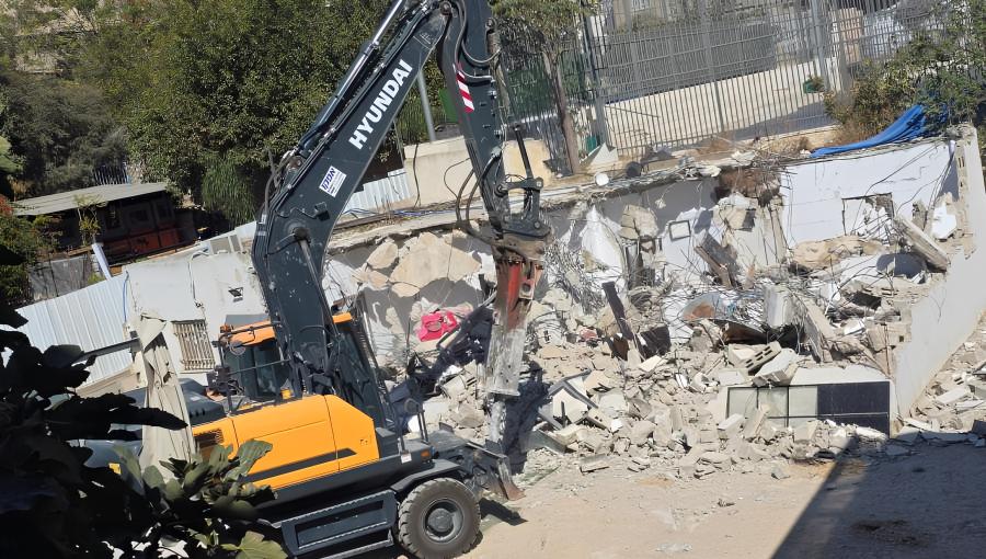 آليات الاحتلال تهدم منزلا في وقت سابق بالقدس المحتلة آليات الاحتلال تهدم منزلا في وقت سابق بالقدس المحتلة