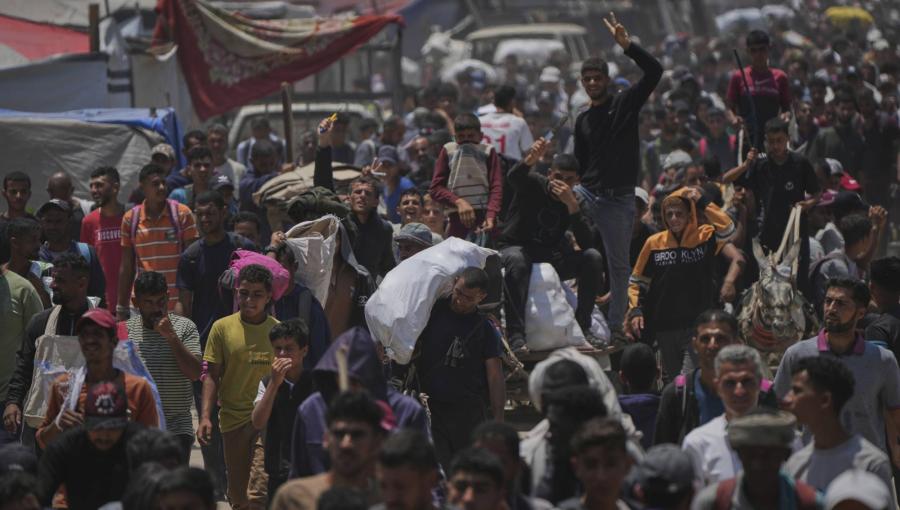 غزيون يقفون قرب نقطة لتوزيع المساعدات غزيون يقفون قرب نقطة لتوزيع المساعدات | المصدر: أسوشييتد برس