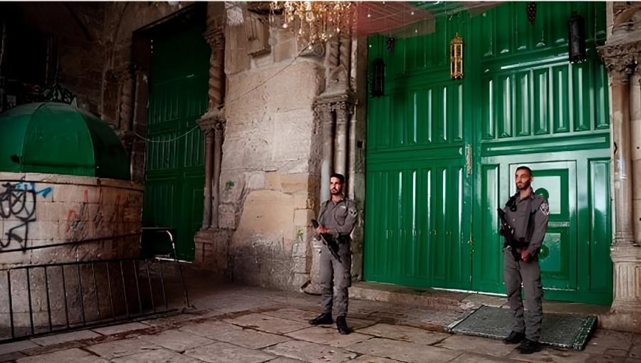 جنديان من جيش الاحتلال يقفان أمام إحدى بوابات المسجد الأقصى بعد إغلاقها جنديان من جيش الاحتلال يقفان أمام إحدى بوابات المسجد الأقصى بعد إغلاقها | أرشيفية