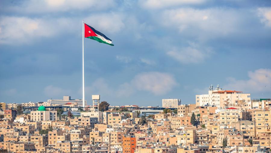 منظر عام لمدينة عمّان ويتوسطها علم الأردن منظر عام لمدينة عمّان ويتوسطها علم الأردن | المصدر: shutterstock