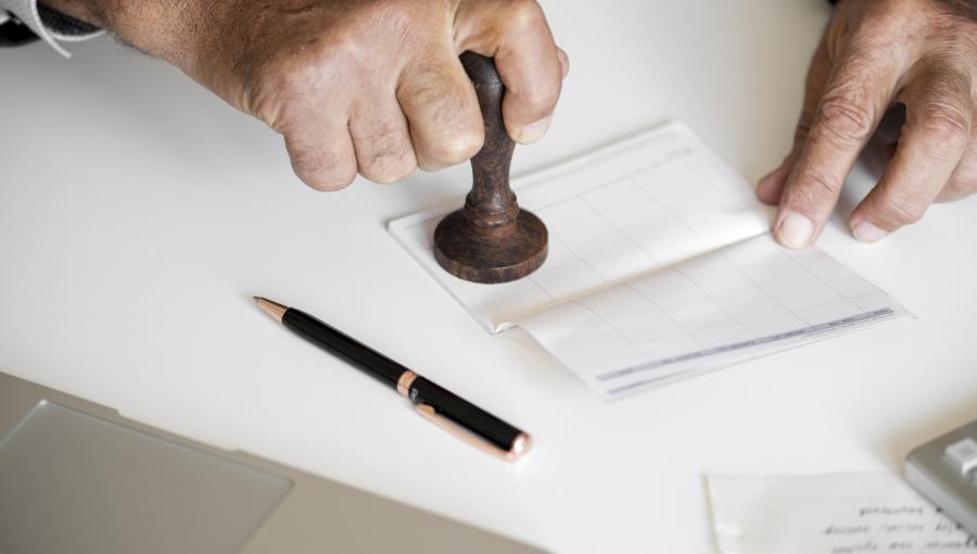 رجل يختم أوراقا رجل يختم أوراقا | تعبيرية freepik