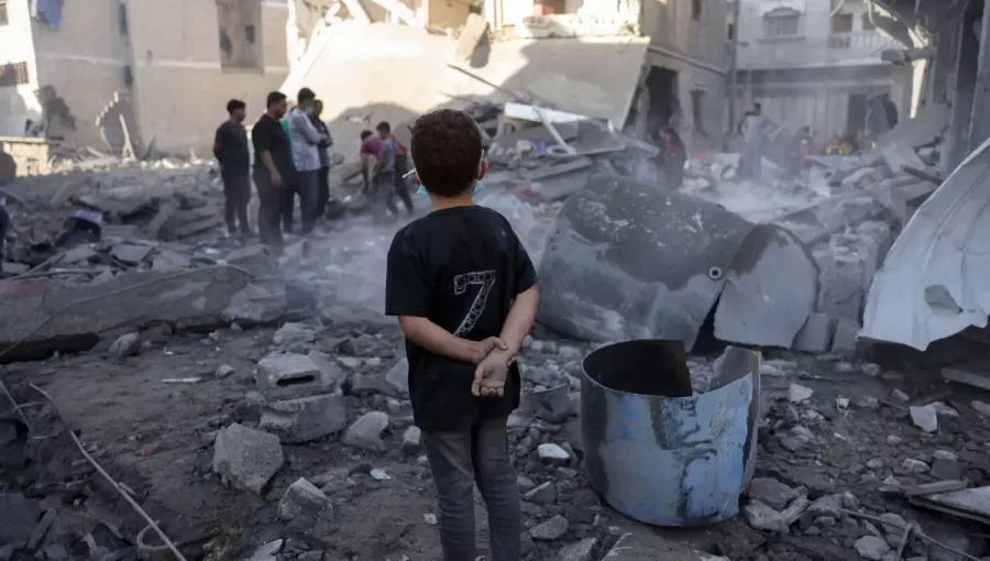 طفل غزي قرب دمار خلفته غارات الاحتلال طفل غزي قرب دمار خلفته غارات الاحتلال | المصدر: وكالة الأنباء الفرنسية