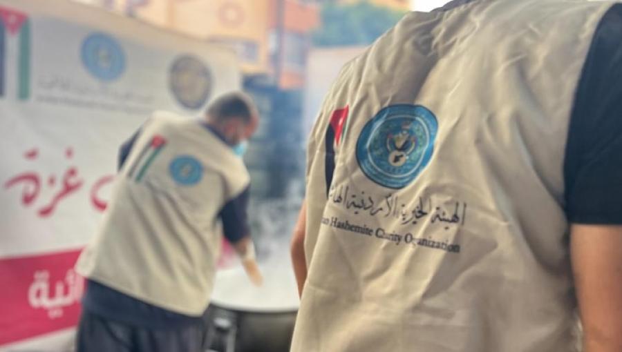 أفراد من الهيئة الخيرية الهاشمية خلال توزيع وجبات طعام ساخنة في شمال قطاع غزة أفراد من الهيئة الخيرية الهاشمية خلال توزيع وجبات طعام ساخنة في شمال قطاع غزة 16/7/2028 | المصدر: الهيئة الخيرية الهاشمية