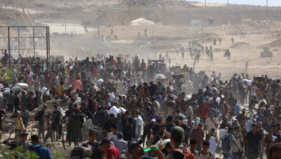 احتشاد غزيين بانتظار الحصول على مساعدات غذائية عند محور نتساريم بوسط قطاع غزة احتشاد غزيين بانتظار الحصول على مساعدات غذائية عند محور نتساريم بوسط قطاع غزة 30/7/2025 | المصدر: وكالة الأنباء الفرنسية