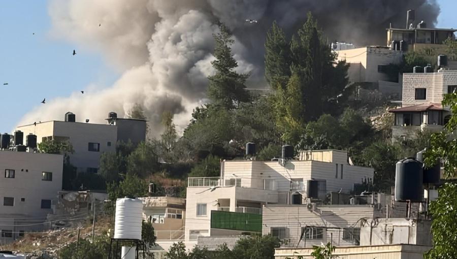اللحظات الأولى بعد تفجير منزل عائلة الشهيد محمد نزال في بلدة قباطية اللحظات الأولى بعد تفجير منزل عائلة الشهيد محمد نزال في بلدة قباطية 17/7/2025 | المصدر: فلسطين بوست