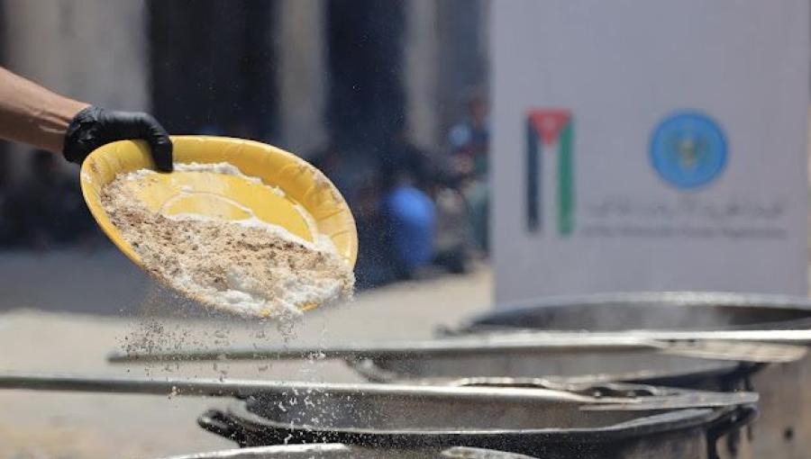 ضمن حملة سابقة للهيئة الخيرية الهاشمية لتوزيع الطعام في غزة ضمن حملة سابقة للهيئة الخيرية الهاشمية لتوزيع الطعام في غزة | المصدر: الهيئة الخيرية الهاشمية