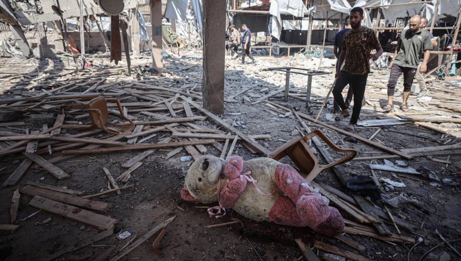 فلسطيني يتفقد الدمار الذي لحق بمقهى الباقة على شاطئ غزة بعد قصف إسرائيلي استهدفه فلسطيني يتفقد الدمار الذي لحق بمقهى الباقة على شاطئ غزة بعد قصف إسرائيلي استهدفه | المصدر: وكالة الأنباء الألمانية